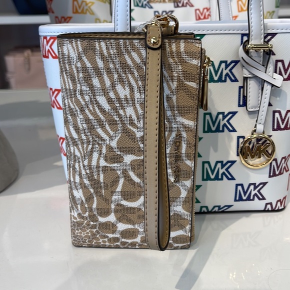 MICHAEL KORS LARGE DOUBLE ZIP WRISTLET WALLET PHONE CASE CLUTCH 
Camel Multi - Picture 4 of 16